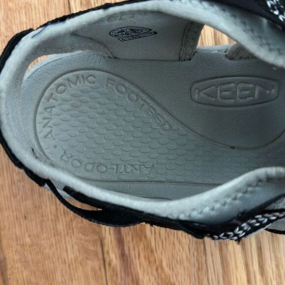 Keen Whisper Closed Toe Sport Black Waterproof Sandals Women’s Size 10 - Picture 9 of 10